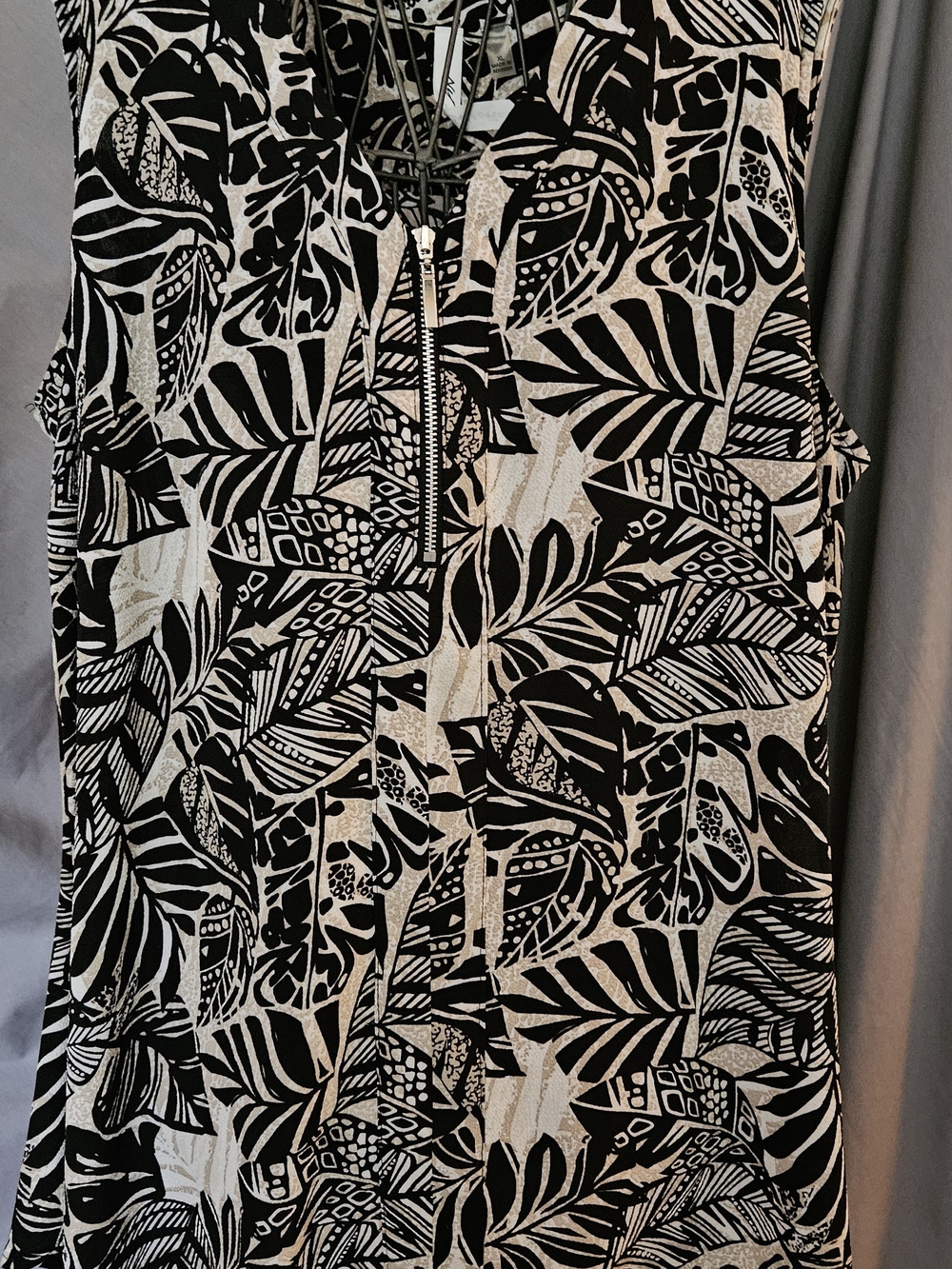 NY Collection Black & White Leaf-Print 1/2 Zip-Front Sleeveless Blouse